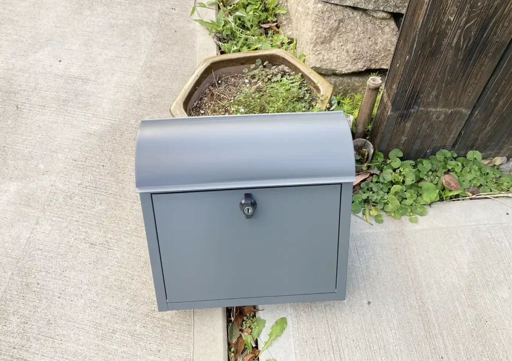 枕木に合うシンプル玄関ポスト／AXCIS（アクシス）のルーフィングポスト／HS2966/HS2965/HS3241／郵便受け／メールボックス／A4サイズ対応／大開口／鍵付き／壁付け／ロック／画像