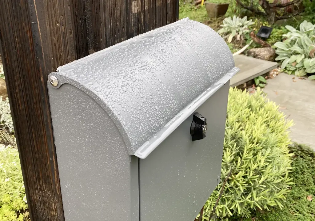 雨の日でも大丈夫、枕木に合うシンプル玄関ポスト／AXCIS（アクシス）のルーフィングポスト