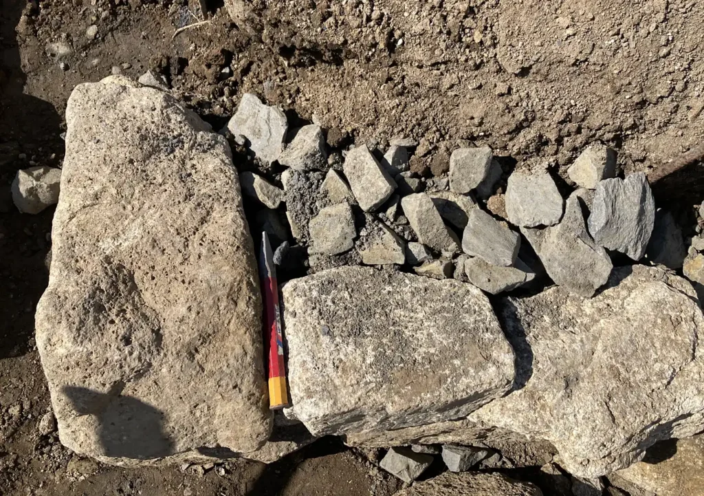 【簡単】石積DIY/庭の段差を石で埋めて花壇にする/木曽石/ミカゲ石/販売/購入場所/どこで買える?顔の位置/作り方/積み方