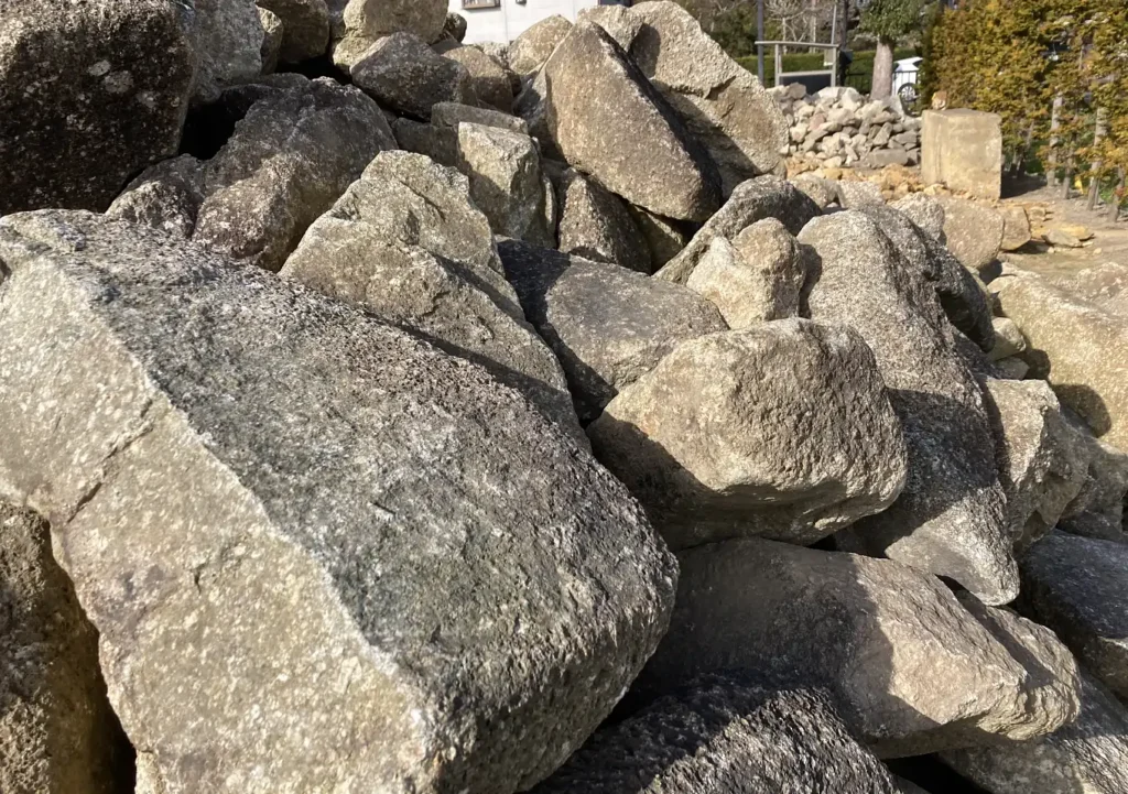 【簡単】石積DIY/庭の段差を石で埋めて花壇にする/木曽石/ミカゲ石/販売/購入場所/どこで買える?顔の位置/作り方/積み方