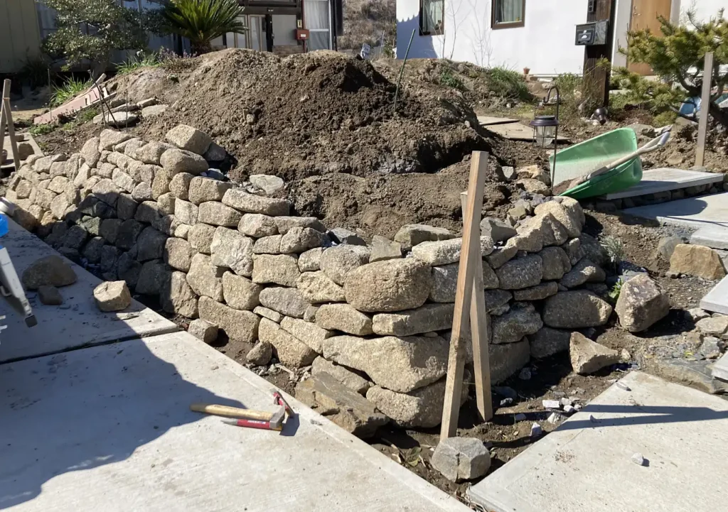 【簡単】石積DIY/庭の段差を石で埋めて花壇にする/木曽石/ミカゲ石/販売/購入場所/どこで買える?顔の位置/作り方/積み方