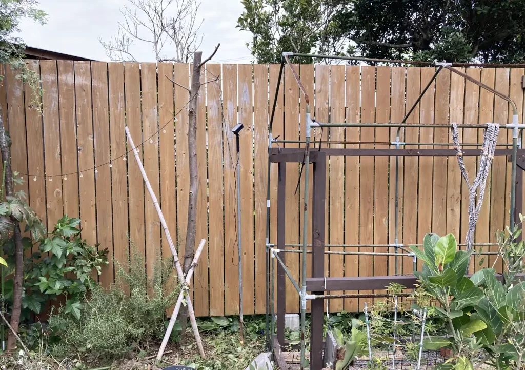 キシラデコールエクステリア（水性）ピニー／色味サンプル（杉）野地板ウッドフェンス／DIY研磨／素人でもできる目隠し／縦張り