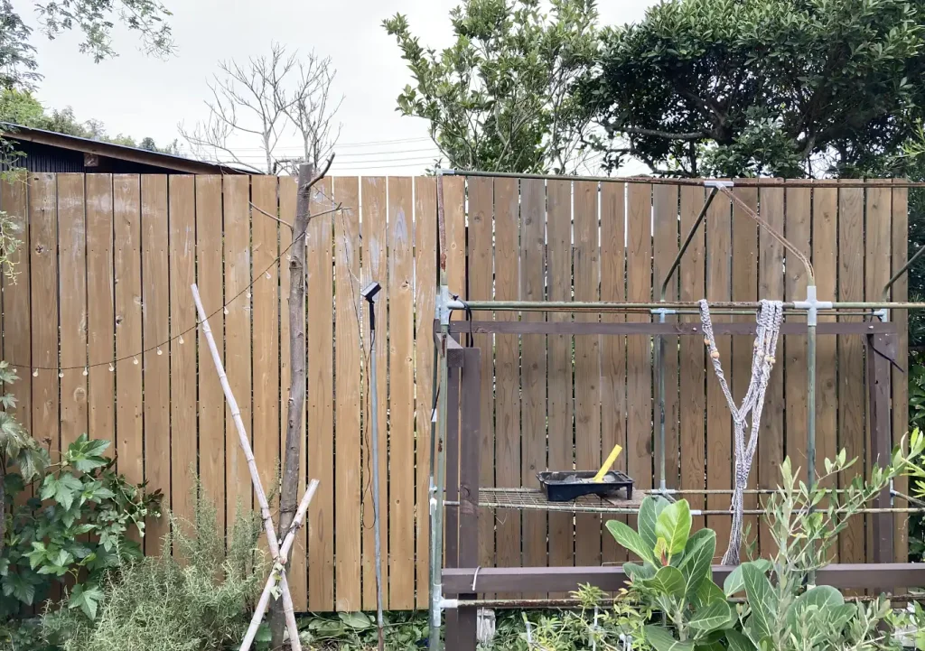 キシラデコールエクステリア（水性）ピニー＆オリーブ／色味サンプル（杉）野地板ウッドフェンス／DIY研磨／素人でもできる目隠し／縦張り