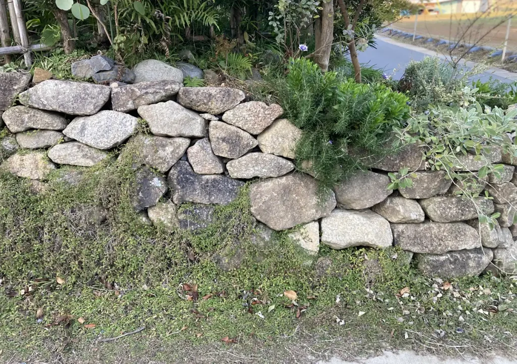 【簡単】石積DIY/庭の段差を石で埋める/木曽石/ミカゲ石/販売/購入場所/どこで買える?顔の位置/作り方/積み方