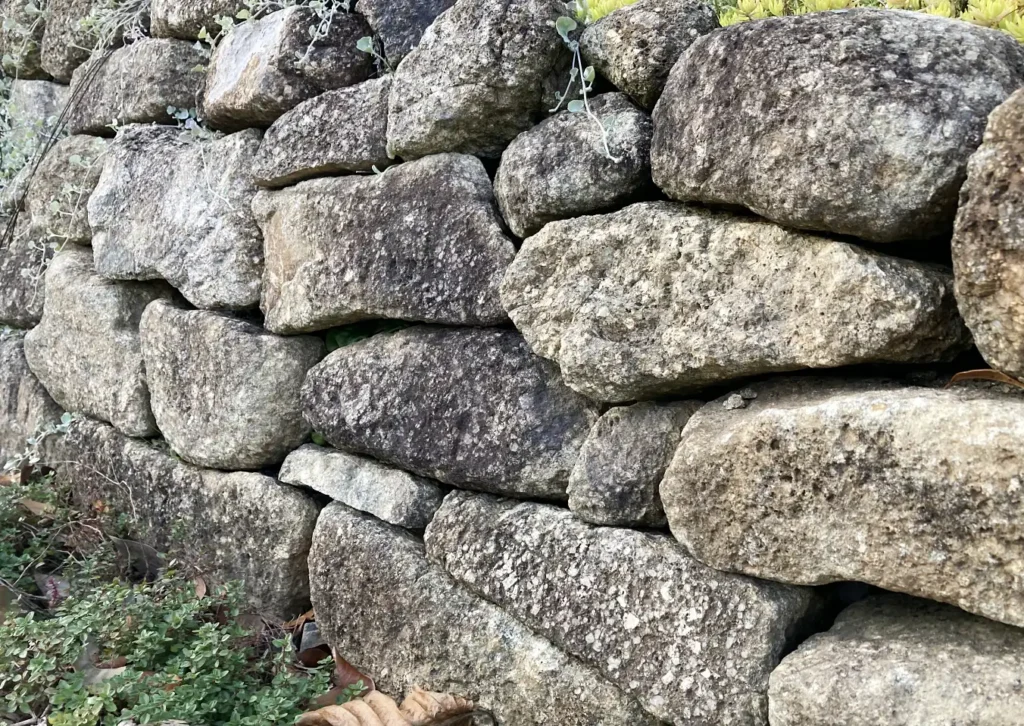 【簡単】石積DIY/庭の段差を石で埋める/木曽石/ミカゲ石/販売/購入場所/どこで買える?顔の位置/作り方/積み方