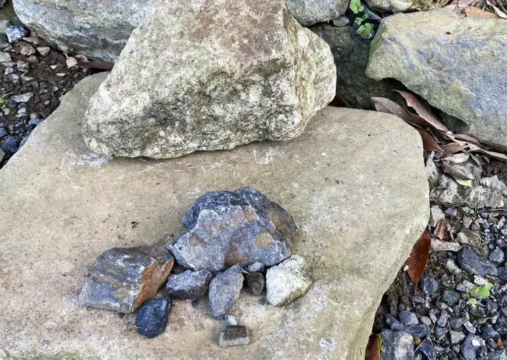 【簡単】石積DIY/庭の段差を石で埋める/木曽石/ミカゲ石/販売/購入場所/どこで買える?顔の位置/作り方/積み方