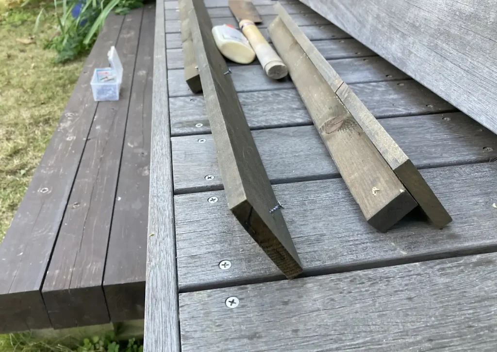 【簡単DIY】縦張りウッドフェンスの保存性を高める/笠木で防水、耐紫外線対策