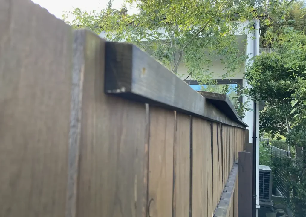 【簡単DIY】縦張りウッドフェンスの保存性を高める/笠木で防水、耐紫外線対策