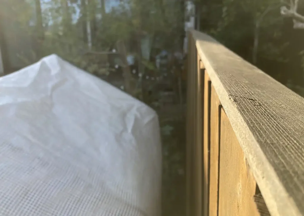 【簡単DIY】縦張りウッドフェンスの保存性を高める/笠木で防水、耐紫外線対策