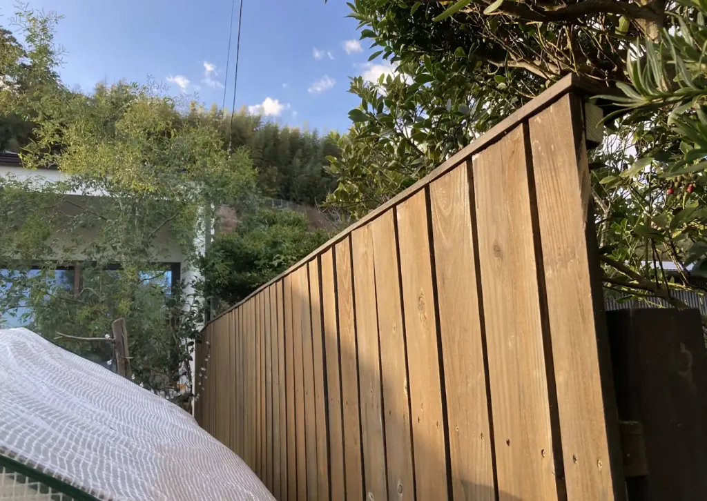 【簡単DIY】縦張りウッドフェンスの保存性を高める/笠木で防水、耐紫外線対策