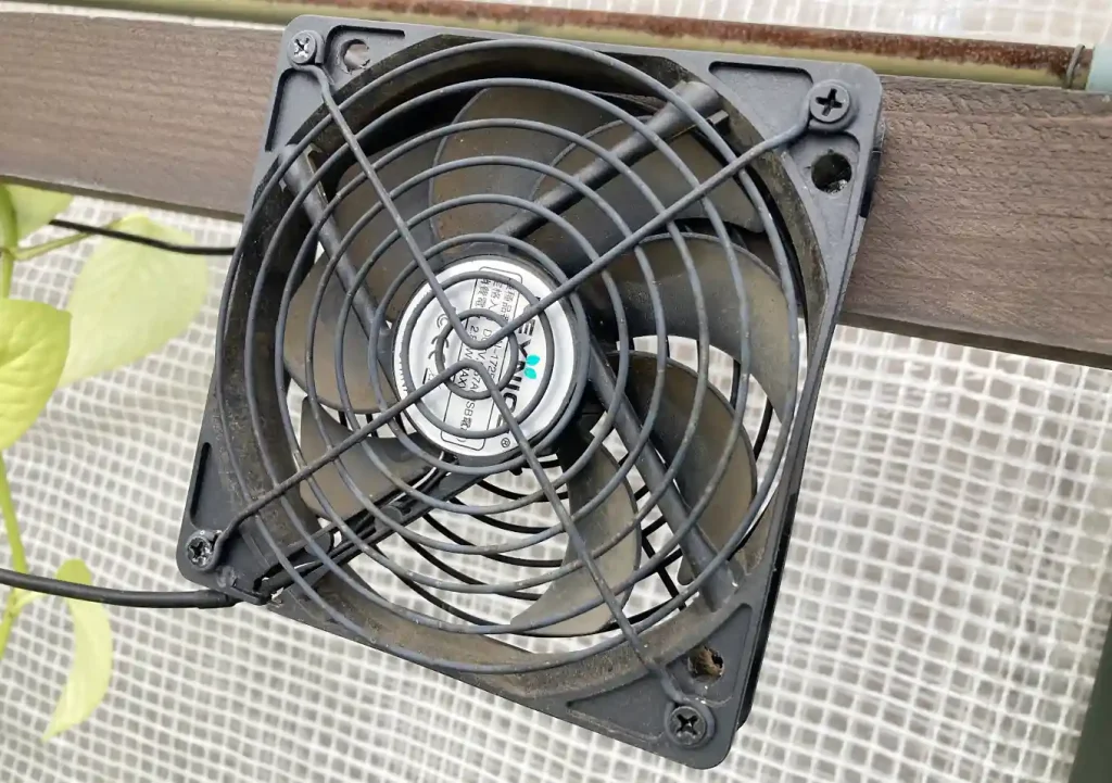 温室内換気用にソーラーファンをDIY／アマゾンで購入した格安USBファンとソーラーパネル／設置方法と空調循環アイテム自作