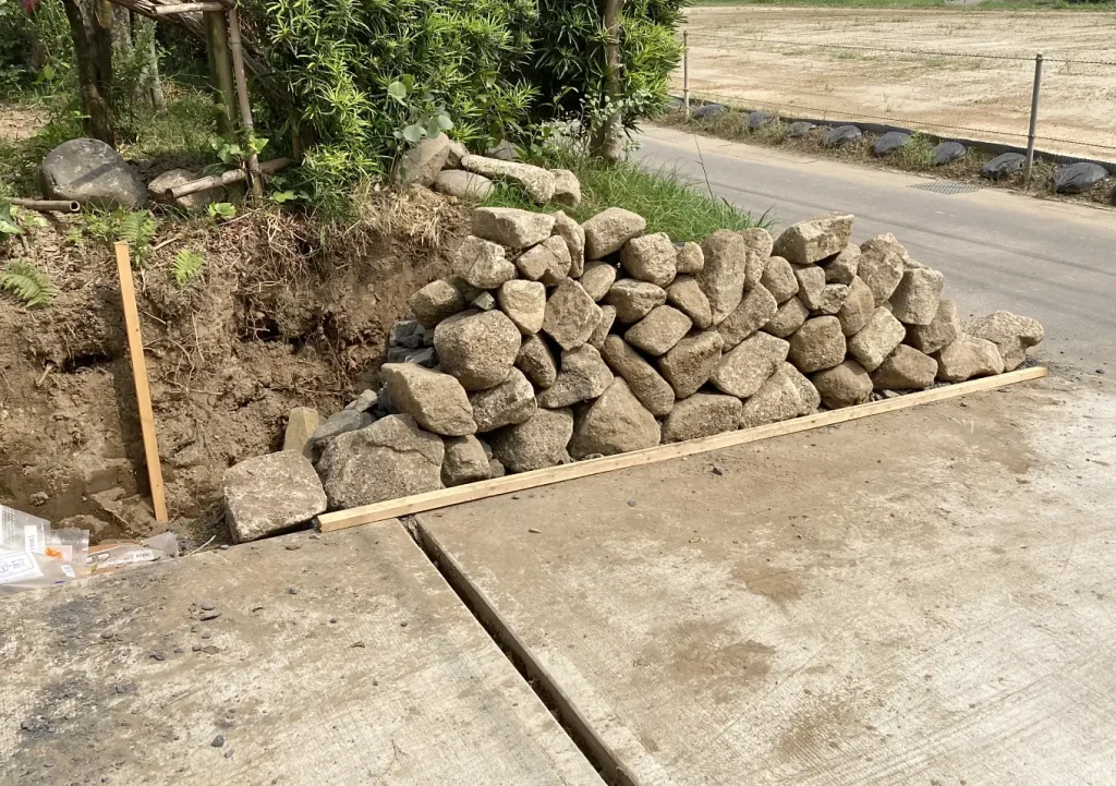 【床堀作業】石積みの本／石の積み方（木曽石で駐車場擁壁を作る）／傾斜／積み石の買える場所／購入／千葉