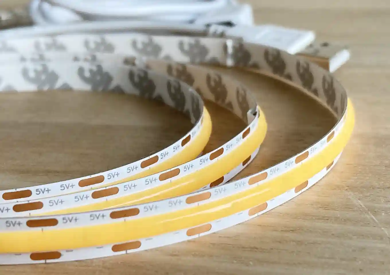 【インテリアDIYにおすすめ】LEDテープライト（ワークスペースデスク編）／カット自在／省電力だから安心／明るい暖色系
