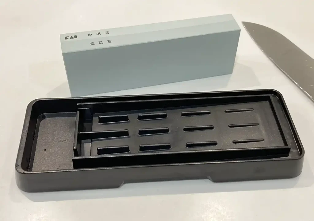 貝印の砥石/台付/おすすめ始めの一つセット/収納付き/コンビAP-0305